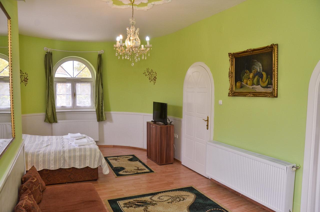 Kastély Panzió Hajdúszoboszló Esterno foto